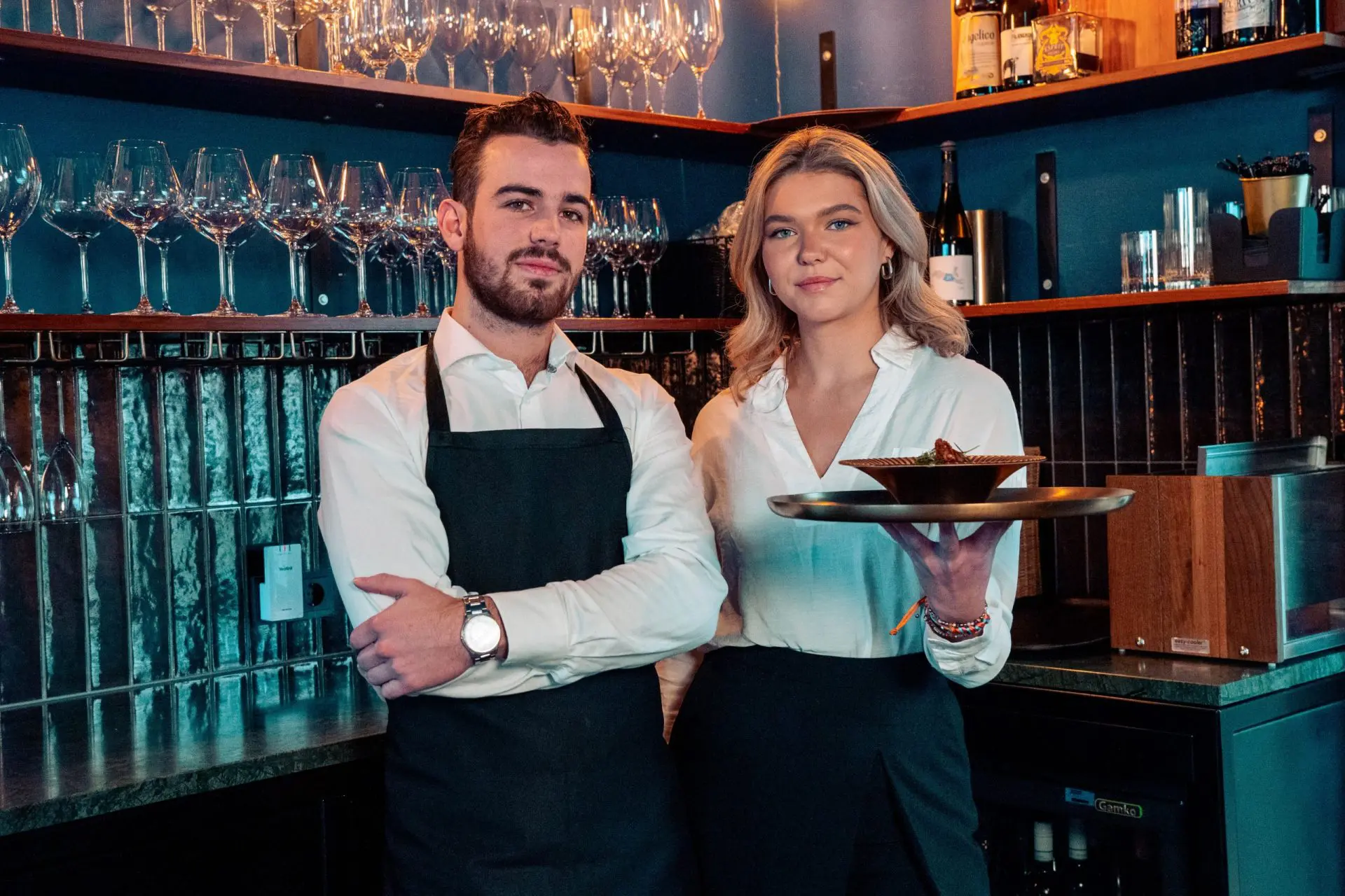 Een professioneel opgemaakt horeca CV met vaardigheden en werkervaring ligt op een houten tafel, klaar voor een sollicitatie.