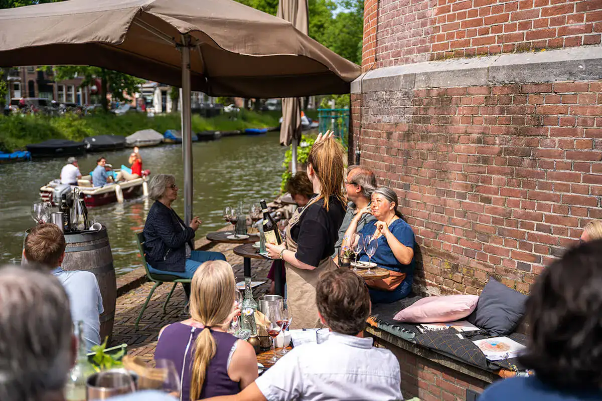 Een hecht team van horecamedewerkers dat succesvol en lachend samenwerkt tijdens een drukke dienst in een sfeervol restaurant.