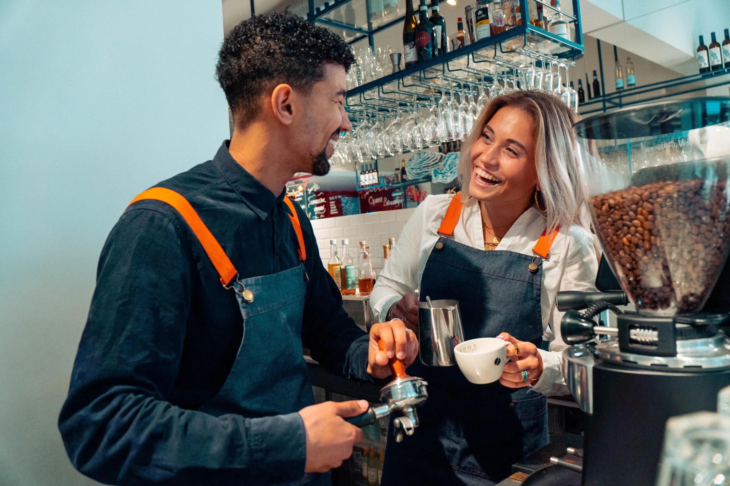 Vriendelijke barista's maken koffie in een koffiebar.