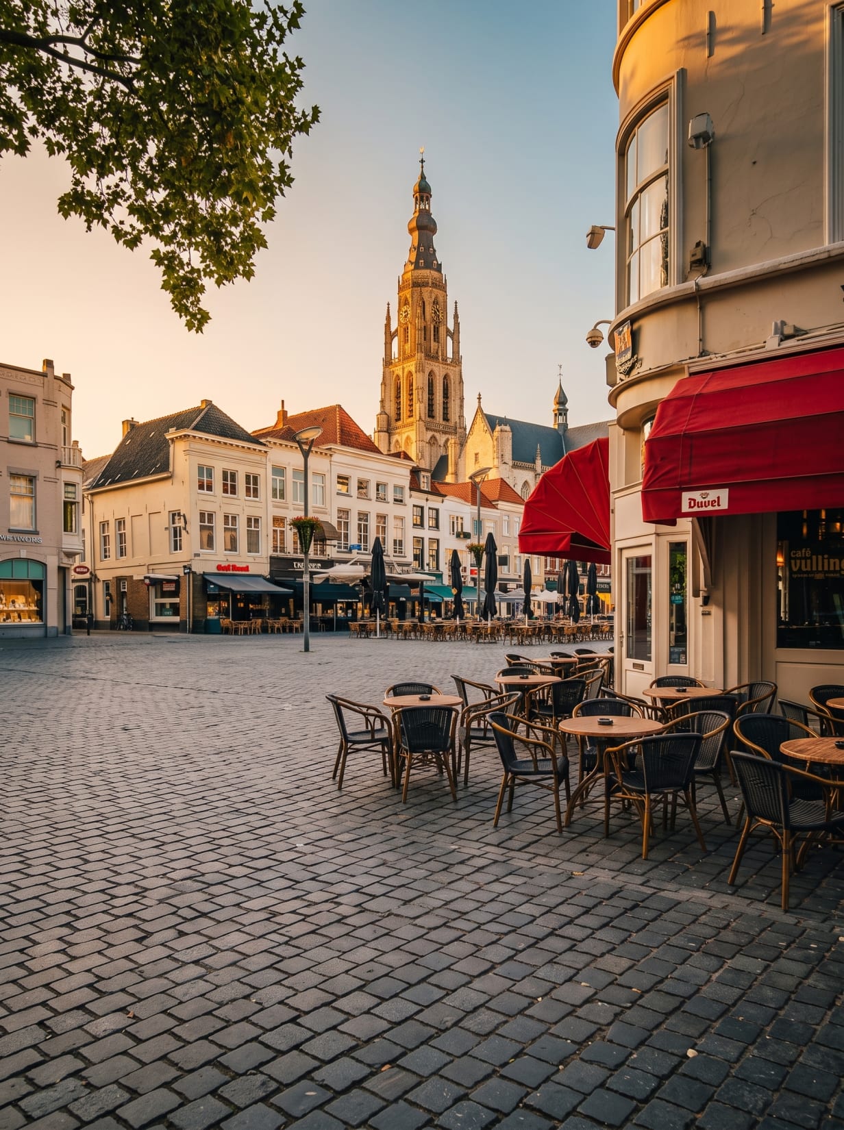 Grote Kerk en terrassen in het centrum van Breda bij zonsondergang