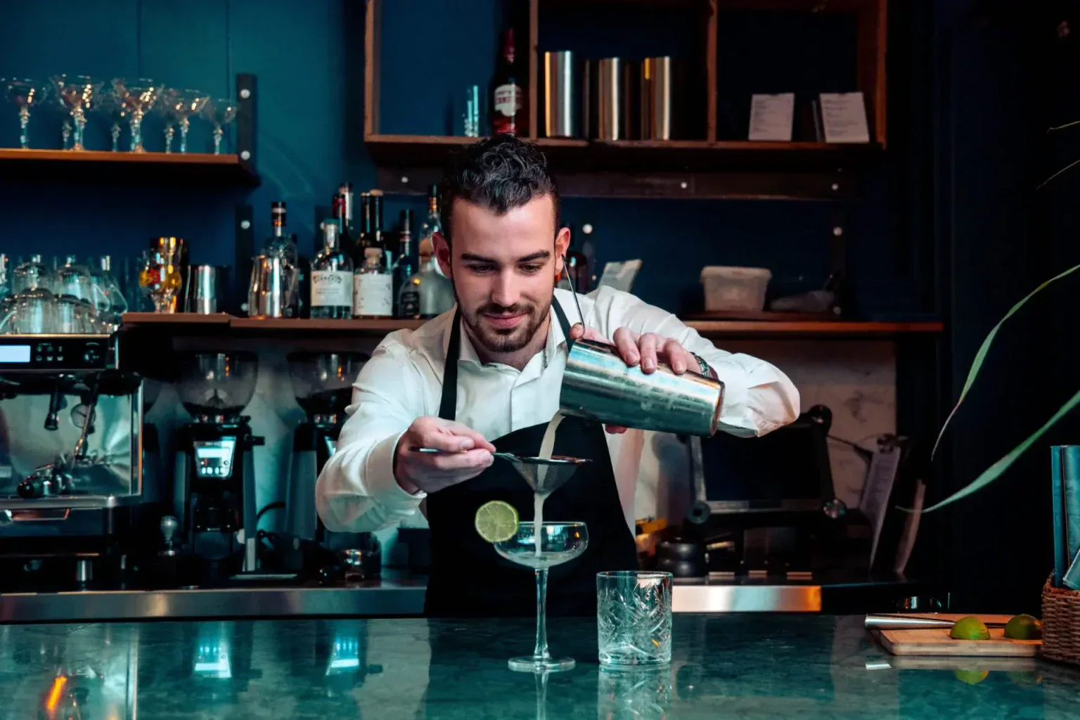 Een professionele executive chef en een hotelmanager die glimlachend in een luxe restaurant de werkdag doorspreken.