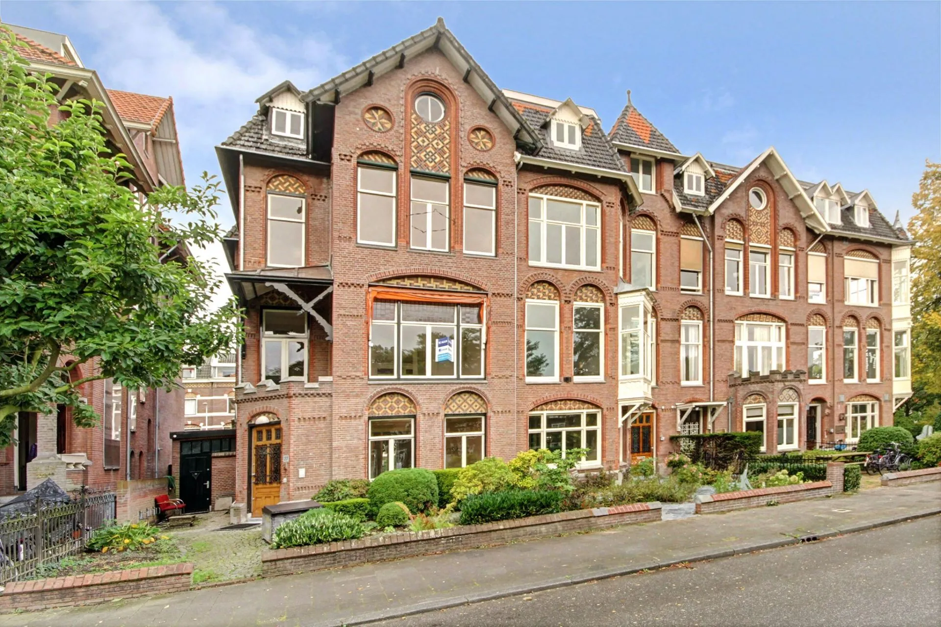 Uitzicht op de grachten en de Domtoren van Utrecht, een populaire locatie voor horecamedewerkers om te wonen en werken.
